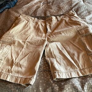 EUC mens cargo shorts.
